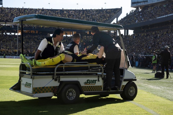 Nahuel Herrera es retirado el 23 de noviembre del Campeón del Siglo durante el partido ante Nacional. · Foto: Gianni Schiaffarino