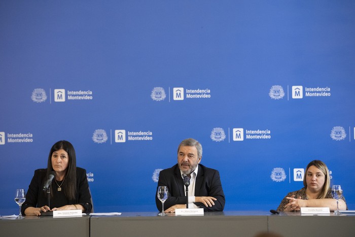 Viviana Repetto, Mario Bergara y Fiorela Buzeta, el 24 de noviembre, en la Intendencia de Montevideo · Foto: Gianni Schiaffarino