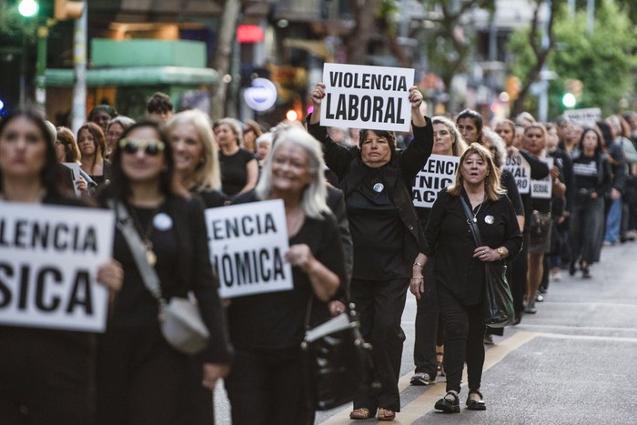 Movilización de Mujeres de Negro por el Día Internacional contra la Violencia Machista, el 25 de noviembre, en el centro de Montevideo. · Foto: Diego Vila
