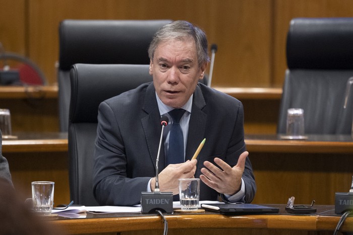 Martín Vallcorba, el 26 de noviembre, en el anexo del Palacio Legislativo. · Foto: Gianni Schiaffarino