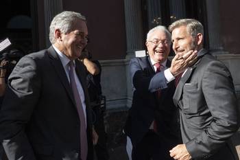 Pablo Quirno, canciller argentino, Mario Lubetkin y Rogelio Frigerio, gobernador de la provincia de Entre Ríos, el 26 de noviembre, en cancillería. · Foto: Alessandro Maradei