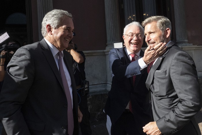Pablo Quirno, canciller Argentino, Mario Lubetkin y Rogelio Frigerio, gobernador de la
Provincia de Entre Ríos, el 26 de noviembre, en Cancillería. · Foto: Alessandro Maradei