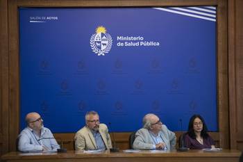 Alejandro Nario, Leonel Briozzo , Alfredo Fratti y Caroline Chang, el 28 de noviembre, en el Ministerio de Salud Pública. · Foto: Gianni Schiaffarino