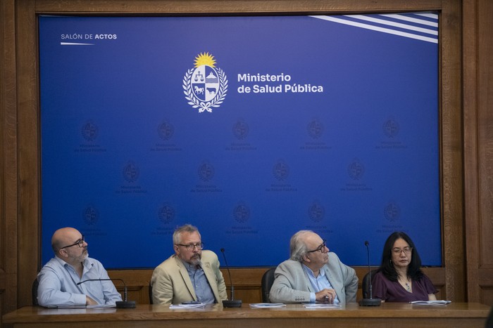 Alejandro Nario, Leonel Briozzo , Alfredo Fratti y Caroline Chang, el 28 de noviembre, en el Ministerio de Salud Pública. · Foto: Gianni Schiaffarino