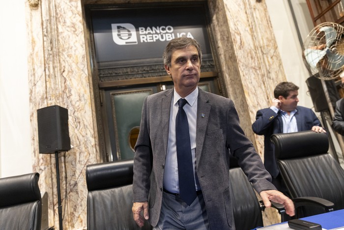 Álvaro García, presidente del BROU, el 28 de noviembre, durante la conferencia de prensa. · Foto: Rodrigo Viera Amaral