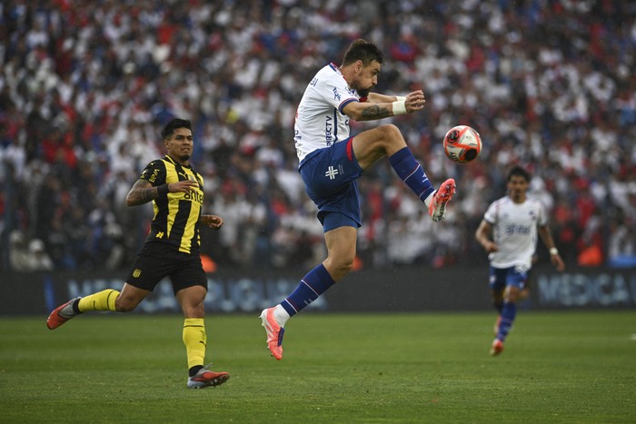 Sebastián Coates, de Nacional, durante la segunda final de la Liga AUF Uruguay 2025, el 30 de noviembre, en el Gran Parque Central · Foto: Gianni Schiaffarino