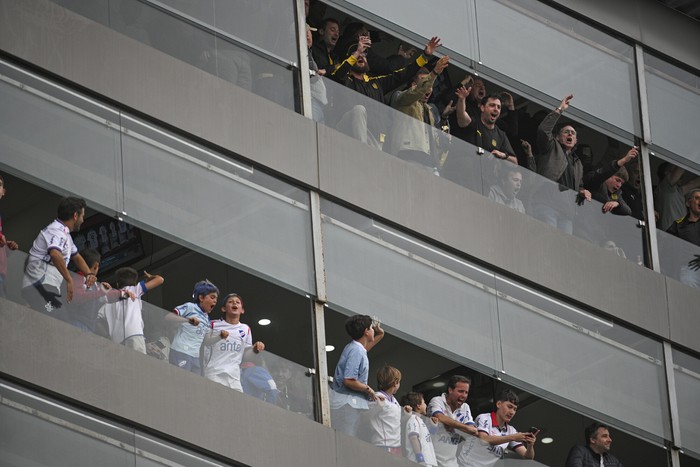 Hinchas de Nacional y Peñarol durante la segunda final de la Liga AUF Uruguay 2025, el 30 de noviembre, en el Gran Parque Central · Foto: Gianni Schiaffarino