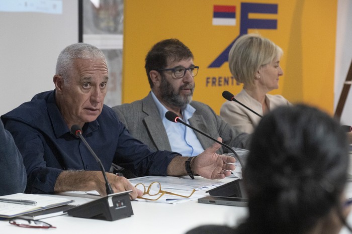 Carlos Negro, Fernando Pereira y Gabriela Valverde, el 1 de diciembre, en la Huella de Seregni. · Foto: Alessandro Maradei