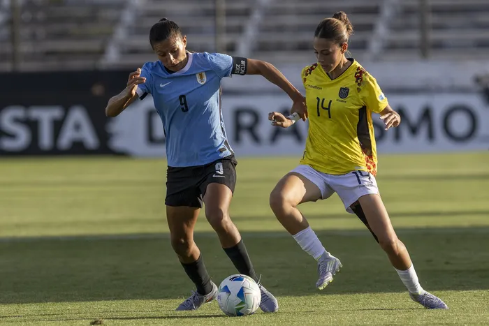 Pamela González, de Uruguay, y Fiorella Pico, de Ecuador, durante un partido por la Liga de Naciones femenina, en el estadio Parque Viera (archivo, diciembre de 2025). · Foto: Rodrigo Viera Amaral