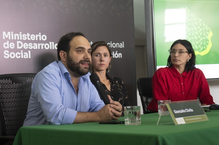 Gonzalo Civila, Eugenia Oholeguy y Micaela Melgar, el 2 de diciembre, en el comedor 7 del Instituto Nacional de Alimentación (INDA). · Foto: Alessandro Maradei