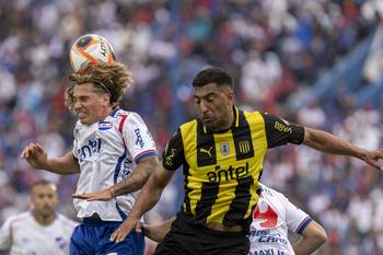 Luciano Boggio, de Nacional, y Maximiliano Olivera, de Peñarol, el 30 de noviembre de 2025, en el Gran Parque Central. · Foto: Gianni Schiaffarino