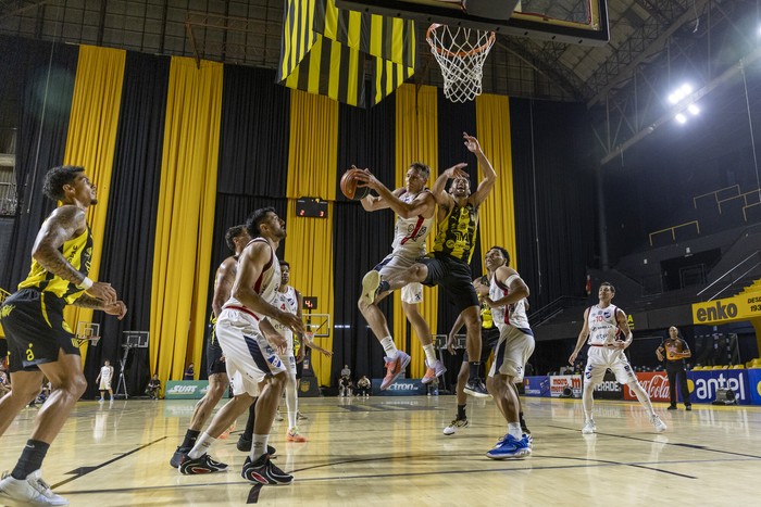 Peñarol y Nacional, el 8 de diciembre, durante la segunda rueda de la fase regular de la Liga Uruguaya de Básquetbol, en el Palacio Peñarol. · Foto: Rodrigo Viera Amaral