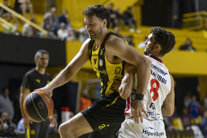 Emiliano Serres, de Peñarol, y Marcos Cabot, de Nacional. · Foto: Rodrigo Viera Amaral