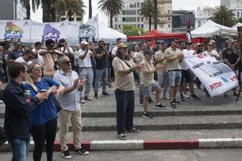Movilización de los trabajadores de la industria láctea en la plaza Independencia. · Foto: Alessandro Maradei