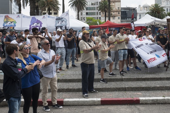 Movilización de los trabajadores de la industria láctea en Plaza Independencia. · Foto: Alessandro Maradei