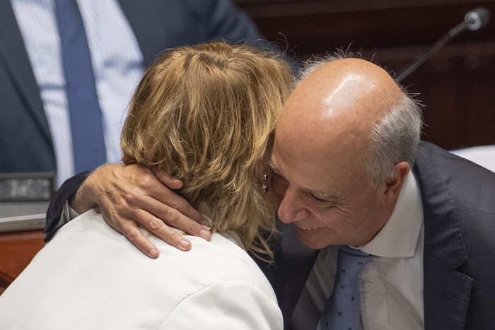 Sandra Lazo y Javier García, el 10 de diciembre, en en Senado. · Foto: Gianni Schiaffarino