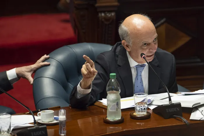 Javier García durante la interpelación a la ministra Sandra Lazo, el 10 de diciembre de 2025, en el Palacio Legislativo. · Foto: Gianni Schiaffarino
