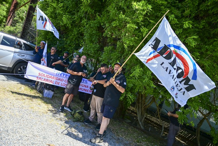 Movilización de Adeom de todo el país, en el Centro Cultural AFE de Colonia del Sacramento, el 11 de diciembre, mientras se desarrollaba el Congreso de Intendentes. · Foto: Ignacio Dotti