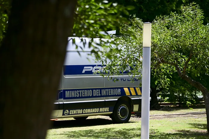 Foto principal del artículo 'Un niño de 12 años murió tras recibir un disparo de otro menor que manipulaba el arma de su madre policía, en Rosario, Colonia' · Foto: Ignacio Dotti