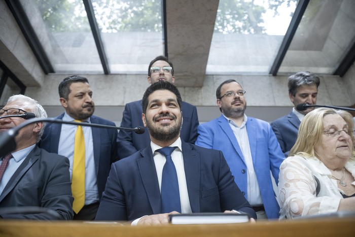 Andrés Ojeda (C), previo a la conferencia de prensa, el 11 de diciembre, en el edificio anexo al Palacio Legislativo. · Foto: Gianni Schiaffarino