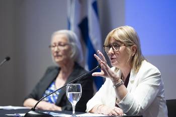 Sonia Boudarndi y Cristina Lustemberg, el 11 de diciembre, durante la entrega del Gran Premio Nacional de Medicina y el Premio Ministerio de Salud Pública, en el Salón de actos de la Torre Ejecutiva. · Foto: Alessandro Maradei