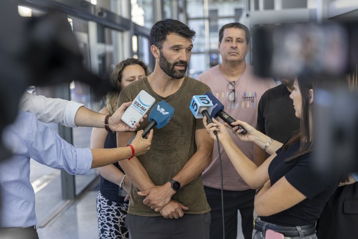Enrique Méndez, tras la reunión con Juan Castillo y Yamandú Orsi, el 12 de diciembre en la Torre Ejecutiva. · Foto: Rodrigo Viera Amaral