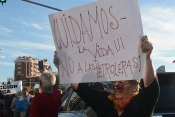 Movilización en defensa del mar contra las petroleras, el 15 de diciembre, en Punta del Este. · Foto: Virginia Martínez  Díaz