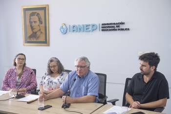 Leticia Tellechea, Fernanda Alanís, Julián Mazzoni y Gonzalo Irigoyen durante la conferencia que brindaron en la sede de la ANEP, el 17 de diciembre. · Foto: Gianni Schiaffarino
