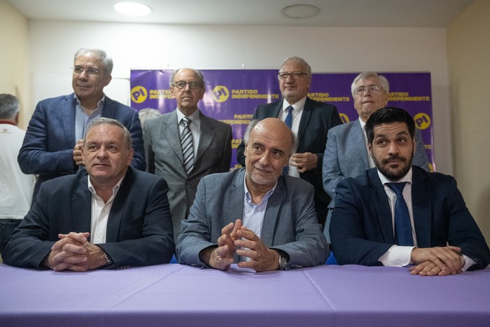 Robert Silva, Omar Rodríguez, Gerardo Sotelo, Tabaré Viera, Álvaro Delgado, Pablo Mieres y Andrés Ojeda, el 18 de diciembre, en la sede del Partido Independiente. · Foto: Gianni Schiaffarino