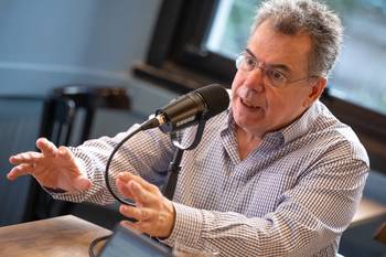 Gerardo Caetano en _la diaria Radio_. · Foto: Gianni Schiaffarino