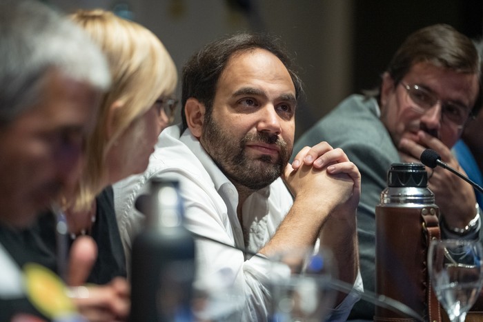 Gonzalo Civila (C), el 19 de diciembre, en la Torre Ejecutiva. · Foto: Gianni Schiaffarino