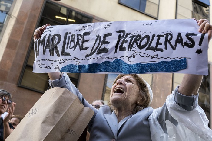 La organización por un Mar Libre de Petroleras presentó más de 21.000 firmas contra la exploración y posible explotación de hidrocarburos, el 15 de diciembre, frente al Ministerio de Ambiente. · Foto: María Vivanco