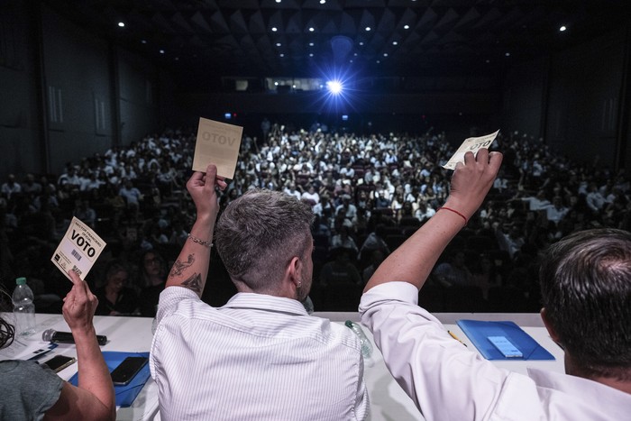 Asamblea de la banca oficial de AEBU, el 18 de diciembre, en el teatro El Galpón. · Foto: María Vivanco