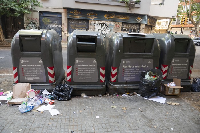 Contenedores de basura en Montevideo, el 23 de diciembre. · Foto: Alessandro Maradei