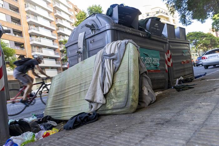 Contenedores de basura, el 23 de diciembre, en Montevideo. · Foto: Rodrigo Viera Amaral