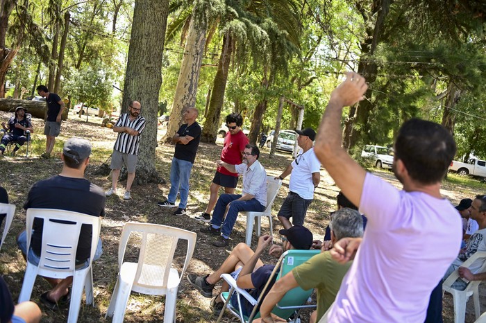 Asamblea de trabajadores de Cla Sienz, el 30 de diciembre, en Colonia del Sacramento. · Foto: Ignacio Dotti