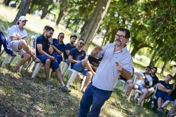 Danilo Dárdano durante la asamblea de trabajadores de Cla Sienz, el 30 de diciembre, en Colonia del Sacramento. · Foto: Ignacio Dotti