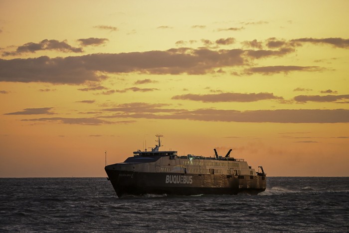 Barco de Buquebus llegando al puerto de Colonia, el 3 de enero de 2026. · Foto: Ignacio Dotti