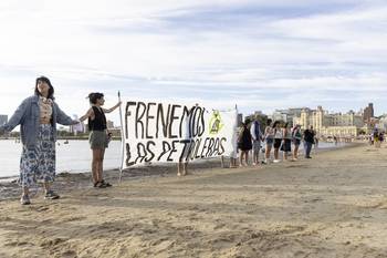 Movilización en la playa Ramírez, el 6 de enero, en Montevideo. · Foto: Rodrigo Viera Amaral