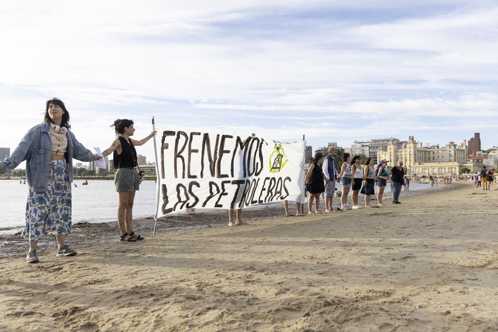 Movilización en la playa Ramírez, el 6 de enero, en Montevideo. · Foto: Rodrigo Viera Amaral