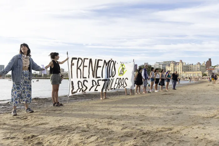 Movilización en cadena humana, en oposición a la prospección sísimica en Uruguay, en la playa Ramírez (archivo, enero de 2026) · Foto: Rodrigo Viera Amaral