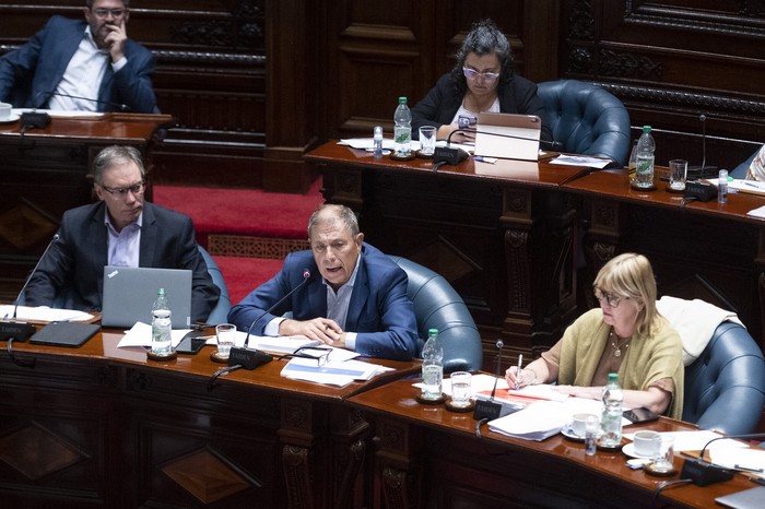 Martín Vallcorba, Gabriel Oddone y Cristina Lustemberg, el 7 de enero, en la Cámara de Senadores. Foto: Alessandro Maradei