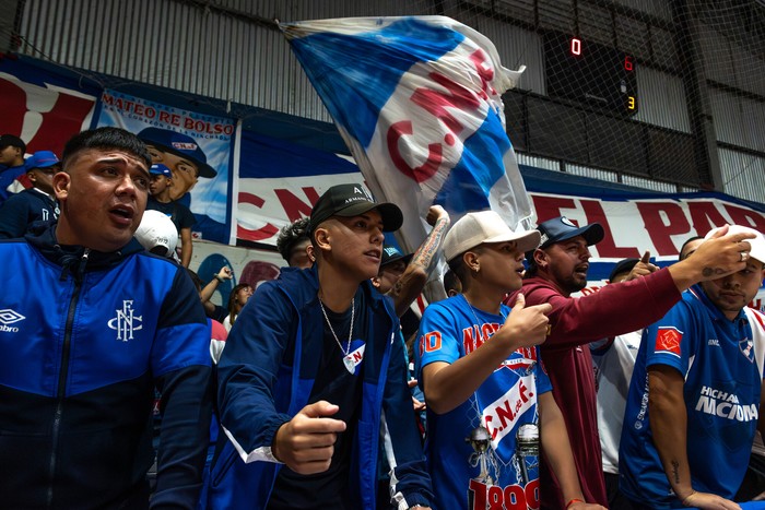 Hinchada de Nacional, en el polideportivo Gran Parque Central, el 7 de enero. · Foto: Martín Hernández Müller