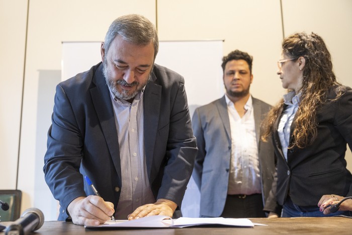 Mario Bergara, Intendente de Montevideo y Gonzalo Sánchez, Presidente de la Junta Departamental, el 8 de enero, en la Junta de Montevideo. · Foto: Rodrigo Viera Amaral