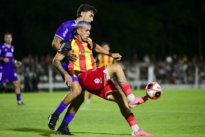 Gary Silva, de Progreso, y Paul De Los Santos, de Defensor Sporting, el 11 de enero, durante el partido disputado en el Parque Prandi. · Foto: Ignacio Dotti