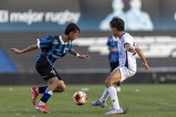 Joaquín Pereyra, de Liverpool, y Bautista Pérez de Albion, el 13 de enero. · Foto: Rodrigo Viera Amaral