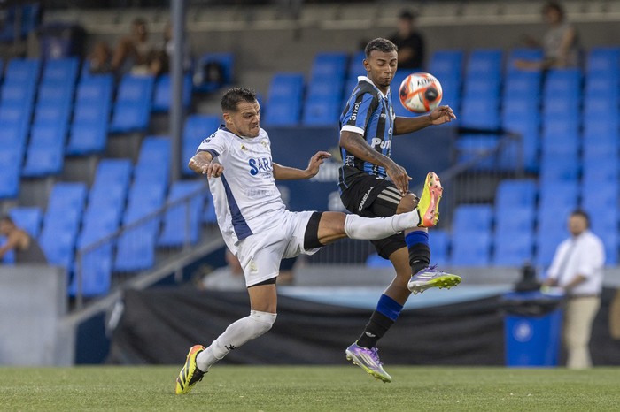 Álex de Freitas, de Albion, y Thiago Brizuela, de Liverpool, por la  Copa de la Liga AUF. (archivo, enero de 2026). · Foto: Rodrigo Viera Amaral