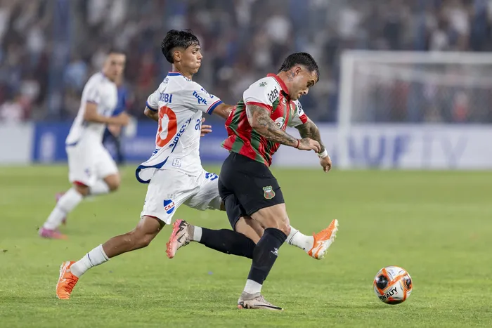 Agustín dos Santos, de Nacional, y Christian Tabó, de Deportivo Maldonado, en el Gran Parque Central (archivo, enero de 2026). · Foto: Rodrigo Viera Amaral