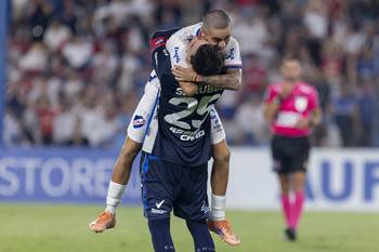 Luciano González e Ignacio Suárez, de Nacional, durante el encuentro por Copa de la Liga AUF frente a Dep. Maldonado, el 13 de enero, en el estadio Gran Parque Central. Foto: Rodrigo Viera Amaral