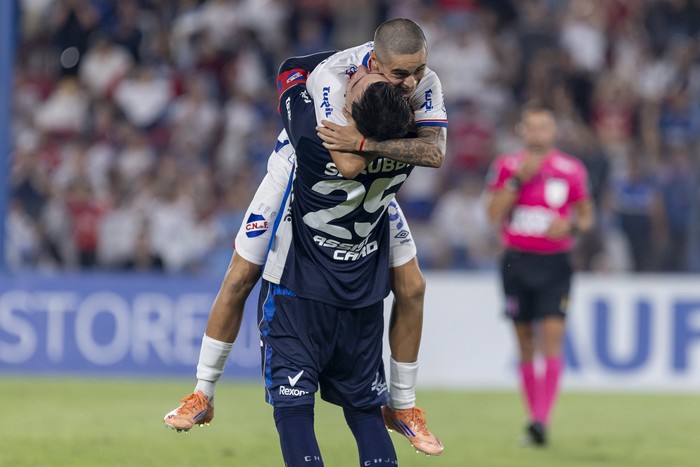 Luciano González e Ignacio Suárez, de Nacional, durante el encuentro por Copa de la Liga AUF frente a Dep. Maldonado, el 13 de enero, en el estadio Gran Parque Central. Foto: Rodrigo Viera Amaral